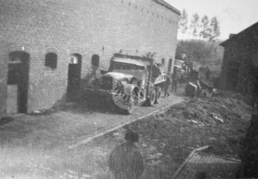 KASTEELHOEVE CARTILS 028 - Amerikanen op de binnenhof sept 1944