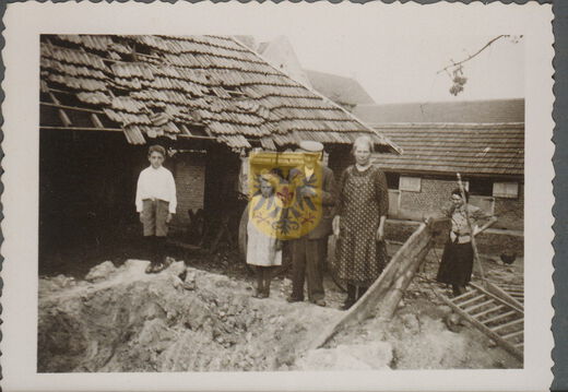 045 SCHEULDER Bomkrater achter boerderij hupperichs. links Hub Hupperichs. opa Meessen en Lena Hupperichs-Meessen