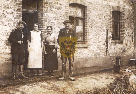 Huisnr 6 Elkenrade 007 - Harrie. Mie. moeder Maria en vader Caspar Blezer in 1926