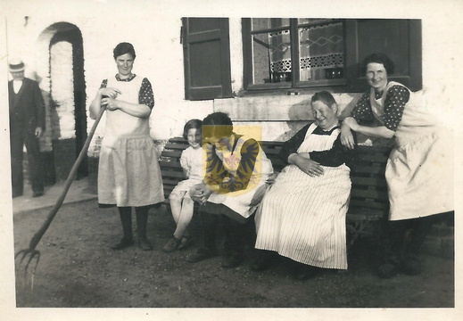 003 Blankenberg-Berghof fam huijnen op bankje voor de hoeve 1940