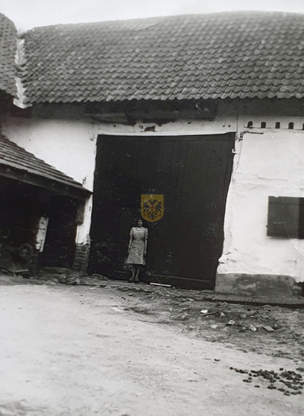 ETENAKEN_100_Annie_Vleugels_voor_schuurpoort_van__boerderij_Vleugels_Tuinstraat_1950.jpg