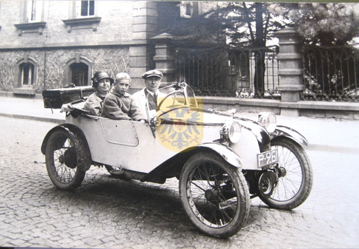 KASTEEL 024 Eddy en Louise in auto