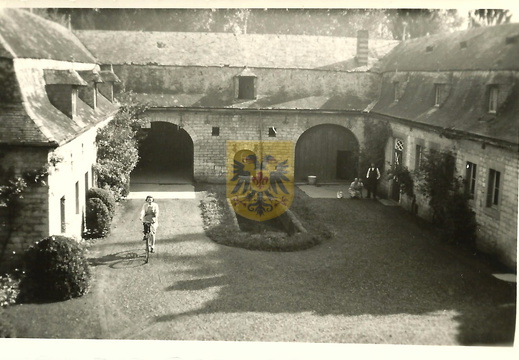 KASTEEL 032 Mw van der Maesen op fiets 1946-47