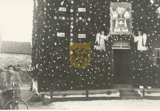 Huisnr 21 Elkenrade 006 - versierde woning voor pater Franssen 1948