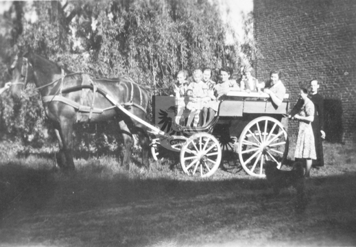 KASTEELHOEVE CARTILS 024 - rijtuig op voorerf ca 1947