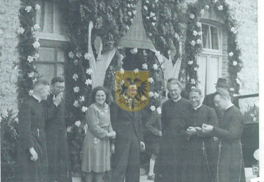 Huisnr 14 Elkenrade 012 - Albert voor versierde ouderlijk huis 1946