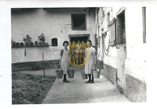 002 Blankenberg-Berghof maria en bertha huijnen op binnenhof ca 1942