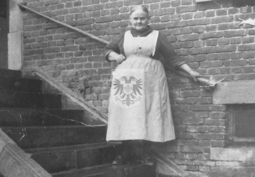 010 Philomena Neven-Huls - trappen woonhuis kasteelhoeve in 1925