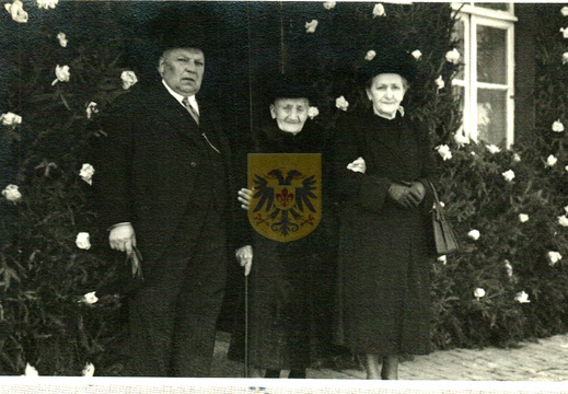 Huisnr 21 Elkenrade 008 - ouders Franssen-Mohr en grootmoeder Mohr 1948