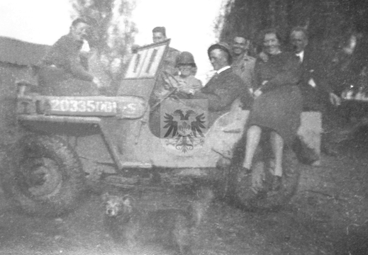 KASTEELHOEVE CARTILS 029 - Amerikaanse jeep op voorhof. sept 1944