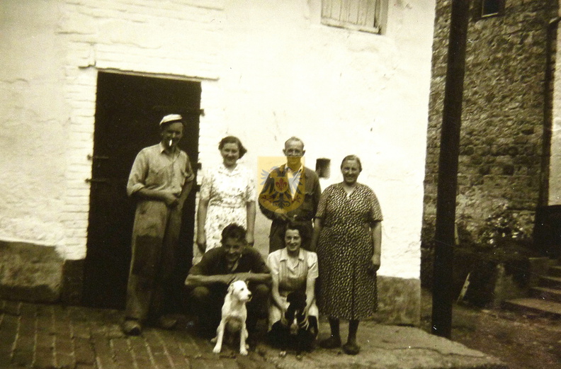 ETENAKEN_101_Koos_van_Lier._Mai_Vleugels._Leo_Vleugels._Louise_Vleugels-Blecher._Sjef_Vleugels._Annie_Vleugels._ca._1953.jpg